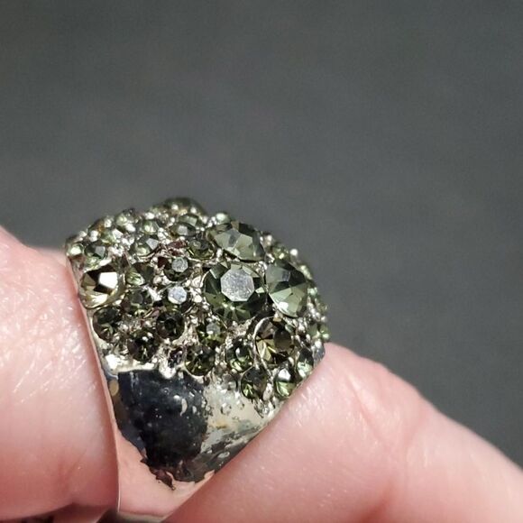 Silver tone smokey green rhinestone ring size 7 - Picture 3 of 9